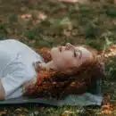 une femme méditant au sol