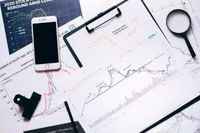 Comprendre le lien essentiel entre options et volatilité du marché