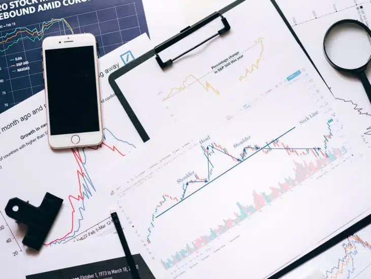 Comprendre le lien essentiel entre options et volatilité du marché